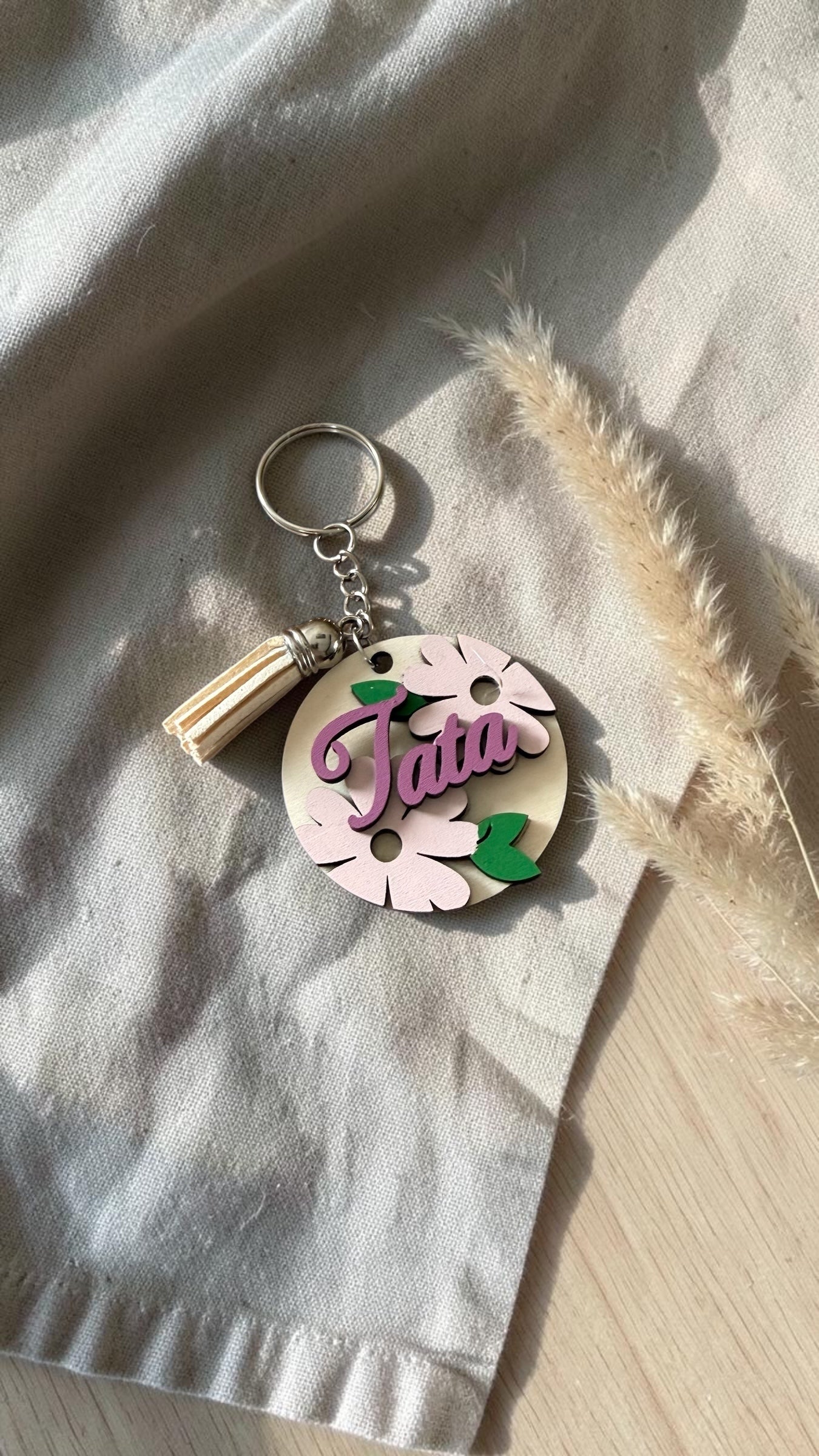 Porte-clés prénom personnalisé en bois – Fleurs