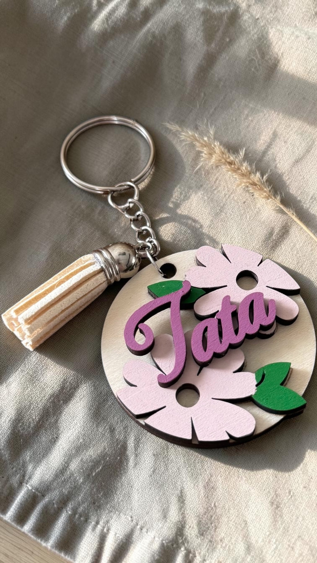 Porte-clés prénom personnalisé en bois – Fleurs