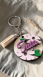 Porte-clés prénom personnalisé en bois – Fleurs